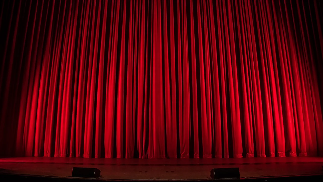 Création dramatique vivante et diffusion scénique en espace partagé
